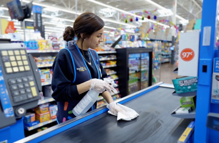 Как Walmart  сохраняет количество покупателей, предотвращая коронавирус
